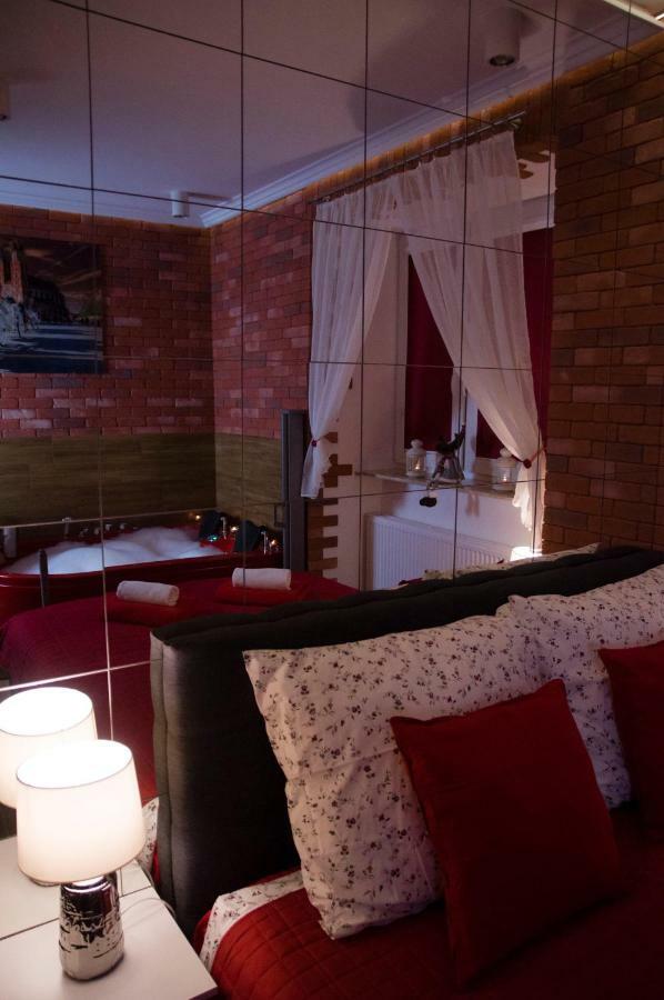Jacuzzi Apartment Red Краків Екстер'єр фото