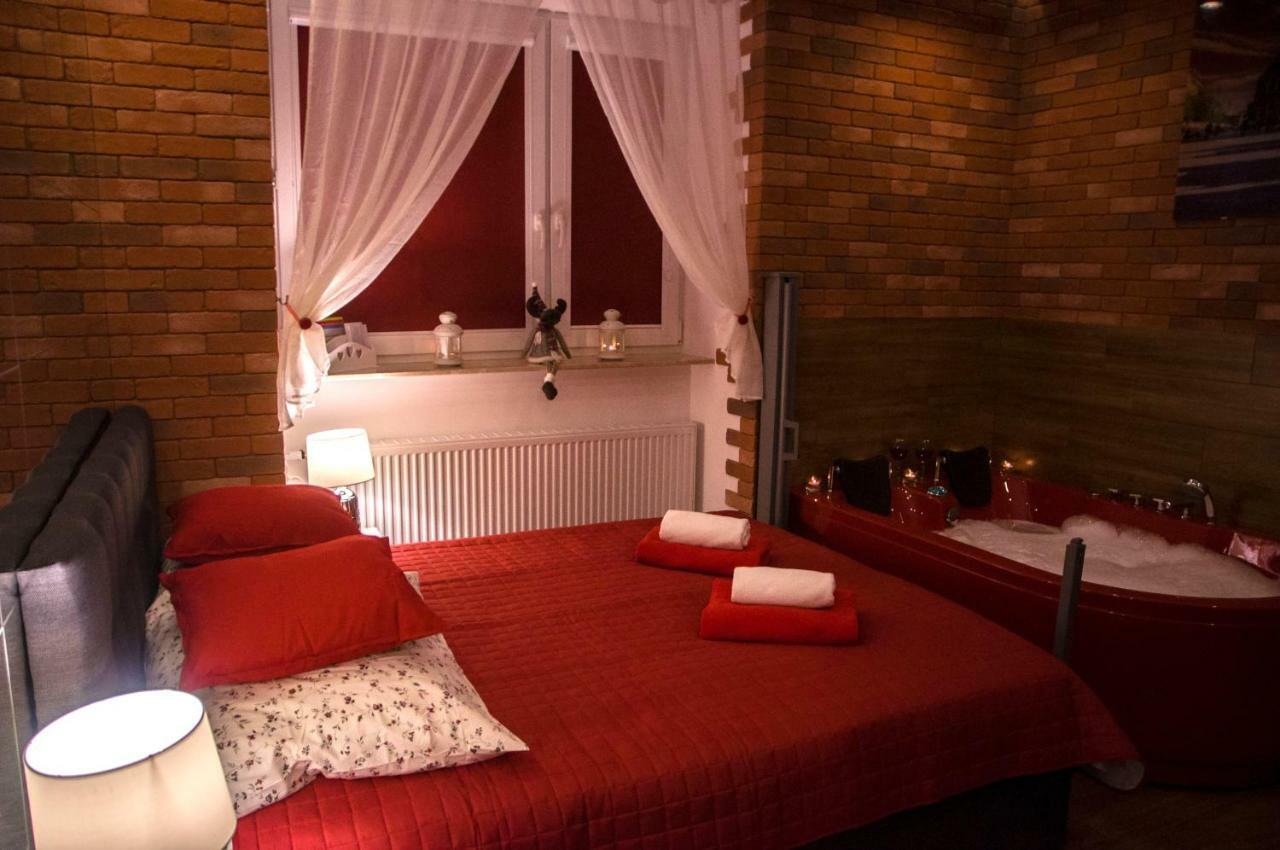 Jacuzzi Apartment Red Краків Екстер'єр фото