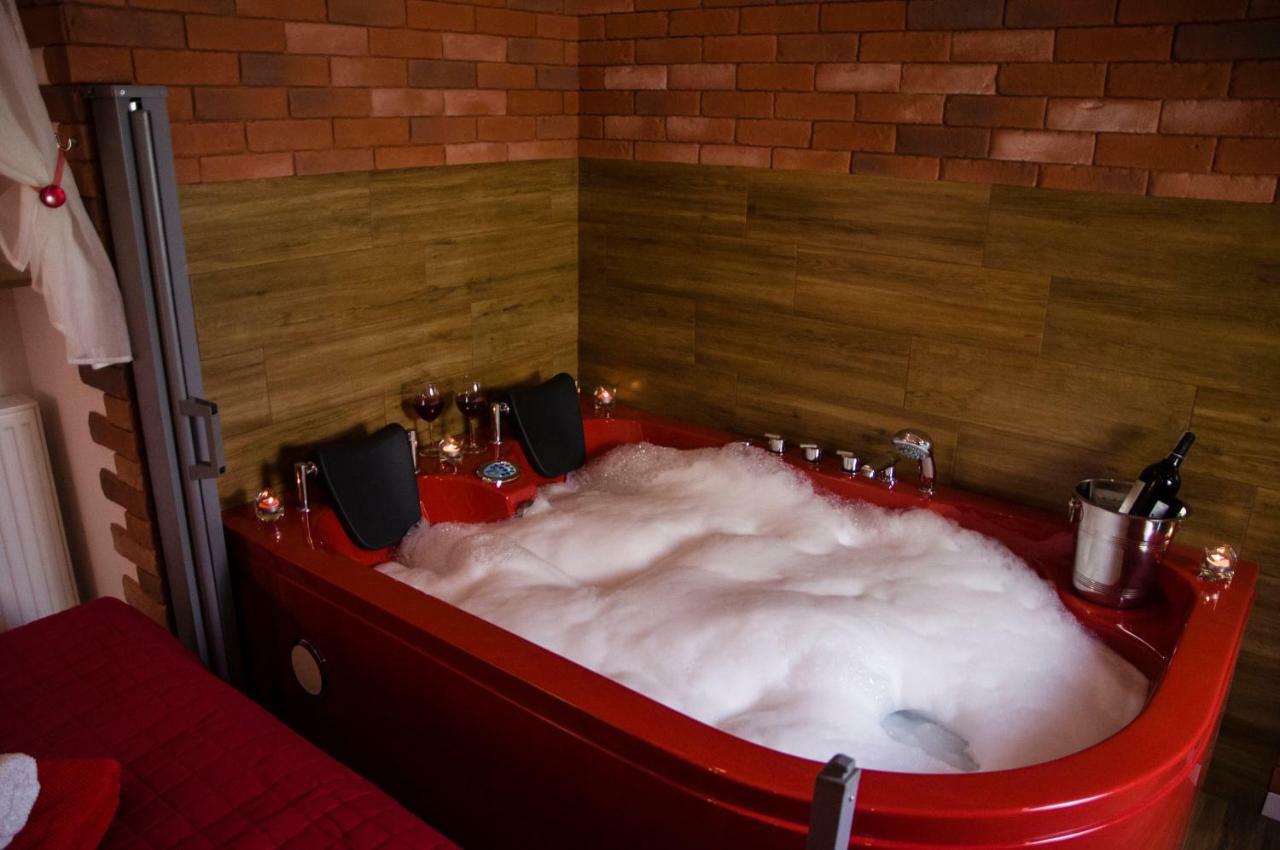 Jacuzzi Apartment Red Краків Екстер'єр фото