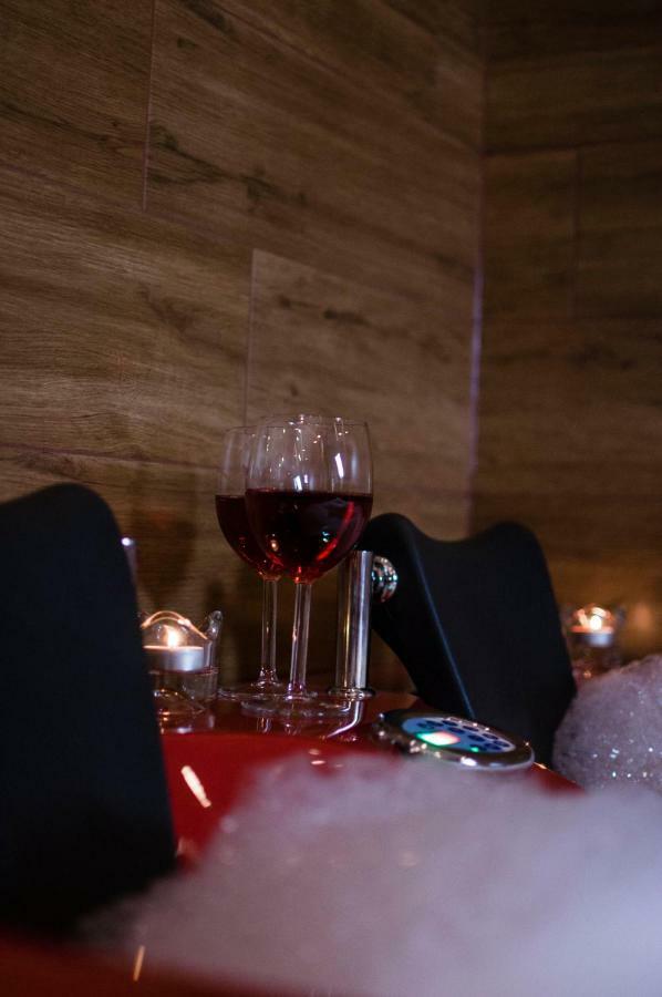 Jacuzzi Apartment Red Краків Екстер'єр фото