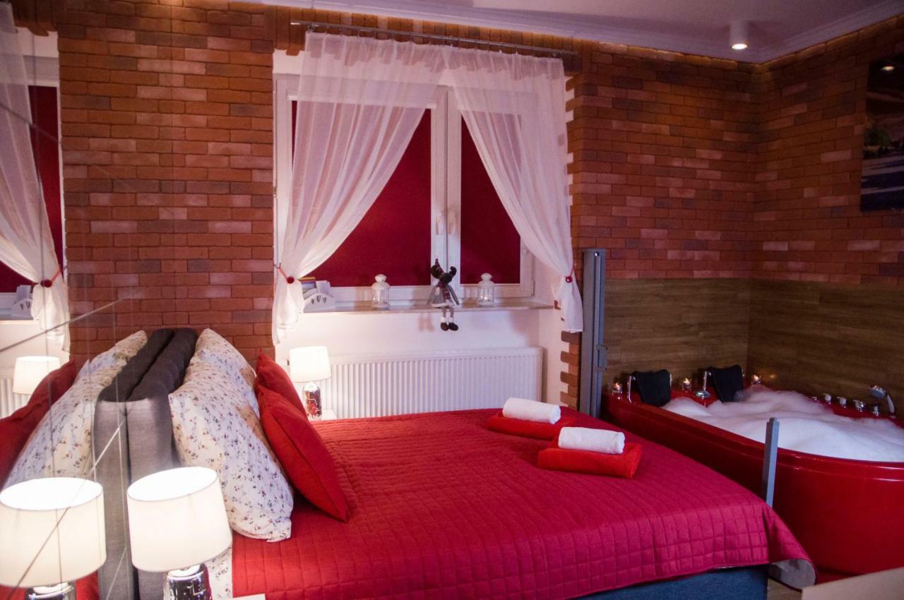 Jacuzzi Apartment Red Краків Екстер'єр фото